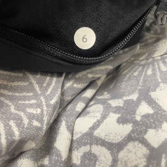 EUC LULULEMON Pace Setter Skirt Skort Beachy Floral White Fossil Black - Picture 9 of 10